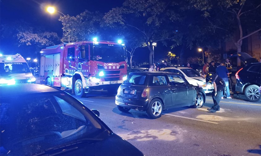 El vehicle sinistrat, al mig de l'avinguda de la Llosa