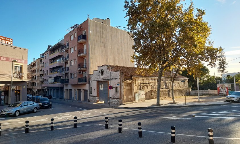 Aspecte de la nau on antigament hi havia l'escorxador, al carrer de Barcelona i davant de l'antiga N-340