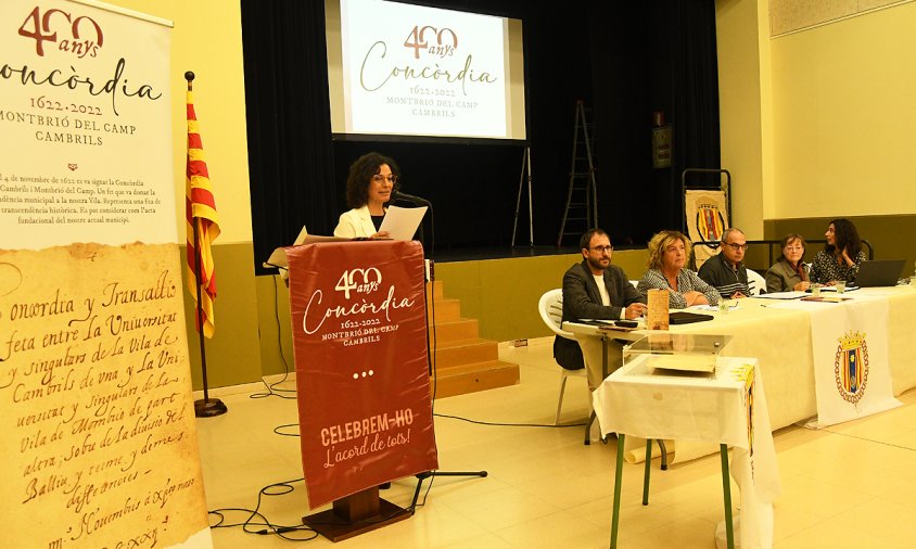 L'alcaldessa de Montbrió, Carmina Blay, en la presentació de l'acte; i al costat seu, asseguts, hi ha Manel Tarés, Gemma Alegria, Jaume Borràs, Carme Puyol i Meritxell Blay