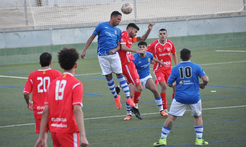 Un moment del partit entre el FC Cambrils i el Cambrils Unió, el passat dissabte a la tarda