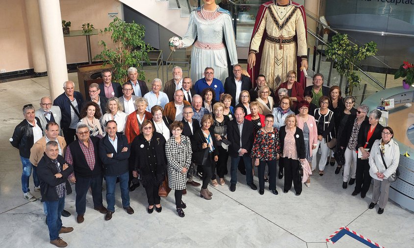 Foto de grup dels homenatjats i homenatjades pel seu 65 aniversari