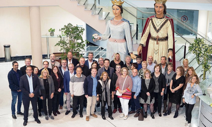 Foto dels que celebraven els 60 anys acompanyats de l'alcalde i regidors