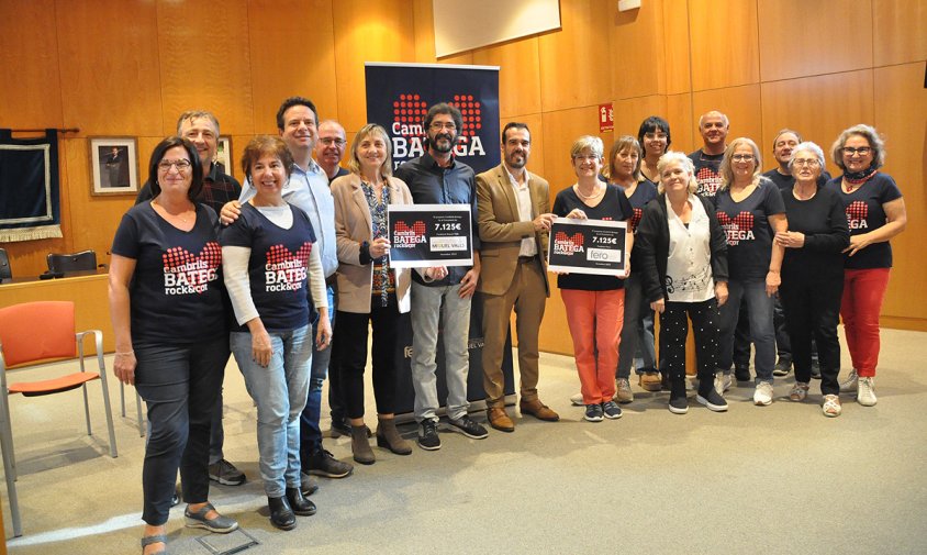 Foto de grup de l'acte de lliurament de la recaptació econòmica del concert solidari