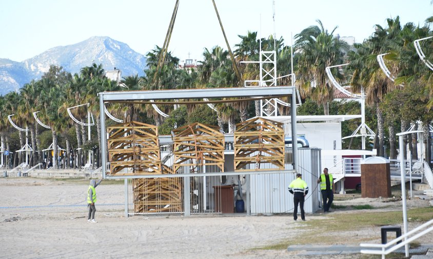 Desmuntant un dels xiringuitos de la platja del Regueral, ahir al matí