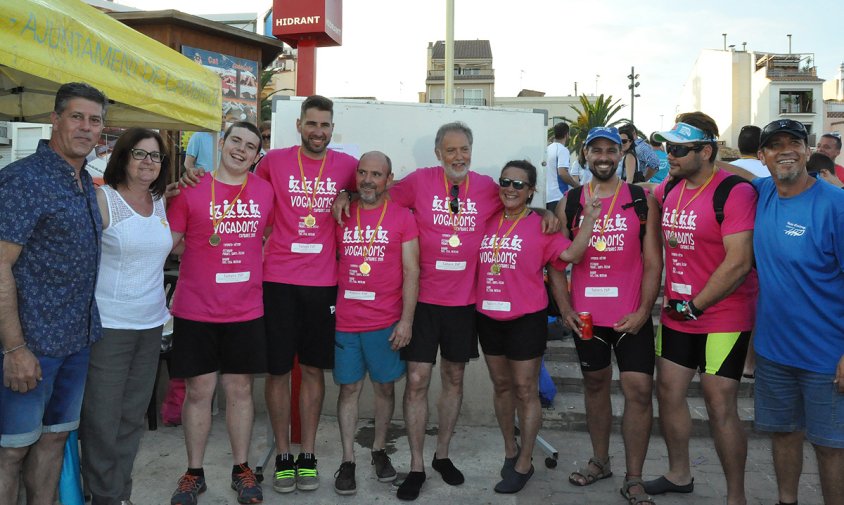 Foto de grup de la tripulació Vodadoms de Riudoms, guanyadora de la regata