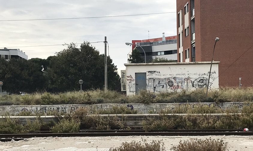 Caseta de connexions de fibra òptica, prop d'on hi havia l'antiga estació de tren