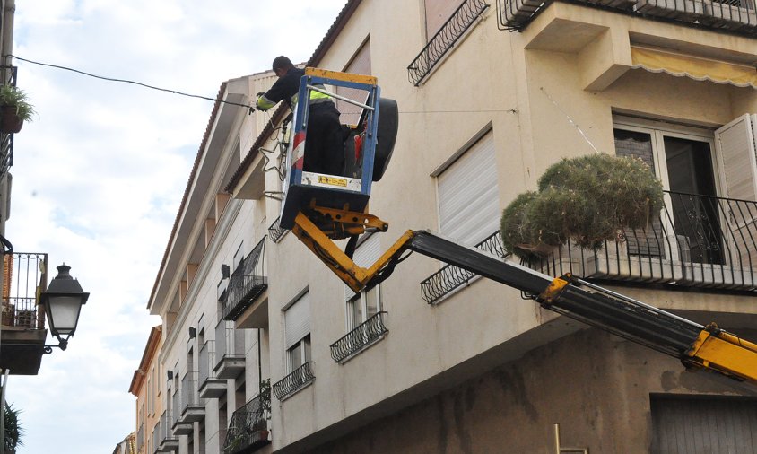 Instal·lació de les llums de Nadal, al carrer de Sant Plàcid, el passat divendres