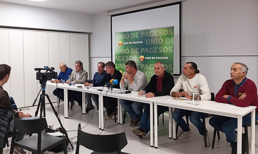 Imatge de la roda de premsa dels representants d'Unió de Pagesos i de les entitats apícoles