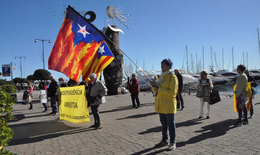 Concentració de les Àvies i Avis per la Independència, ahir al migdia, al Port