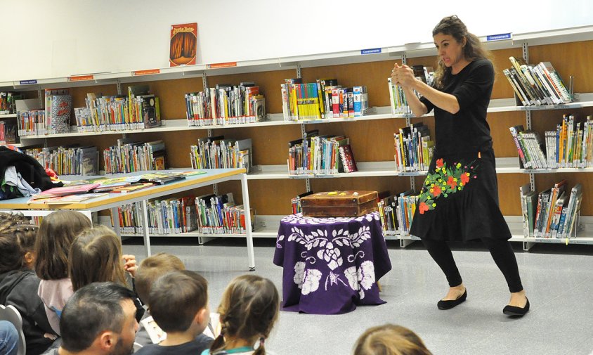 Un moment de la sessió de contes, a la Biblioteca, el passat divendres a la tarda