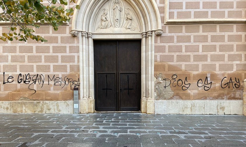 Aspecte de la façana principal de l'església parroquial de Santa Maria, ahir al matí