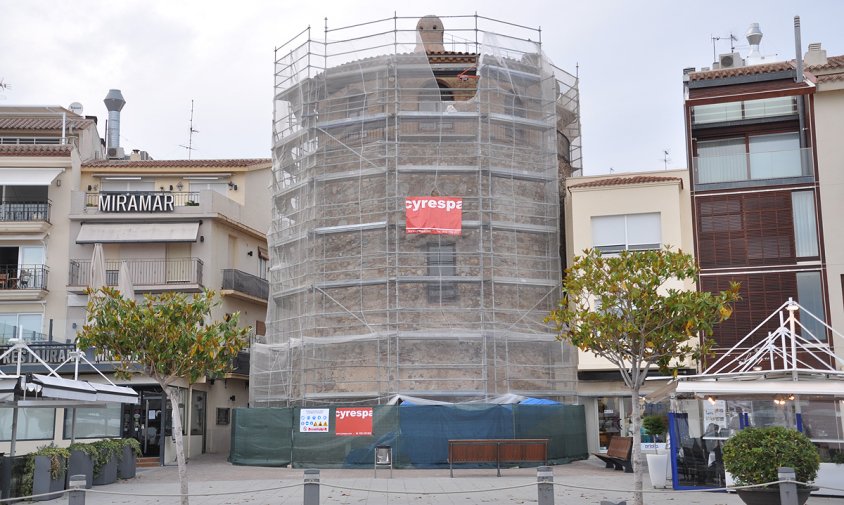 Imatge de la bastida que es va col·locar al voltant de la Torre del Port durant les obres, a finals de maig