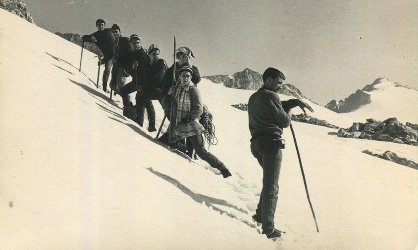 A la foto, els joves cambrilencs a la glacera amb el pic de l'Aneto al fons. D'esquerra a dreta: Josep M. Siuró, Anton Ortoneda, Ferran Vidiella, Ferran Barceló, Salvador Miquel, Josep M. Blasco i Ramir Fornés