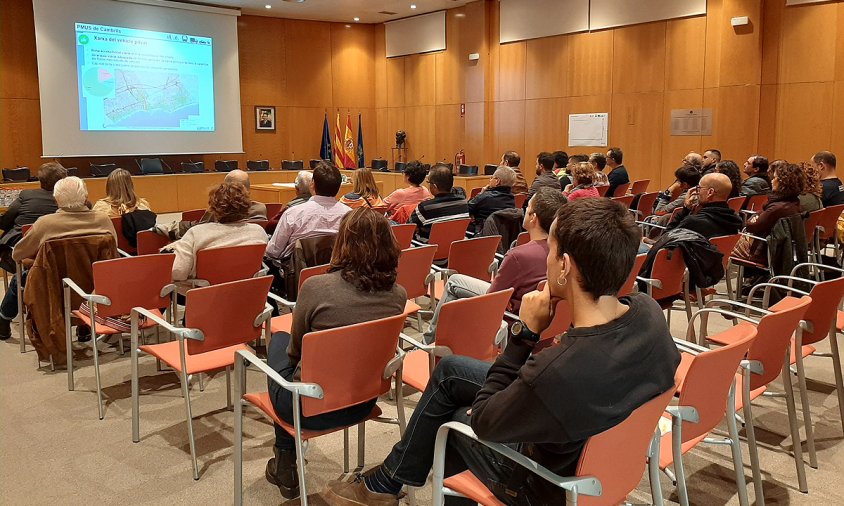 Imatge del taller participatiu que es va fer a la sala de plens de l'Ajuntament