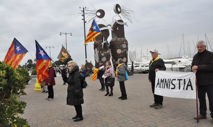 Un moment de la concentració de les Àvies i Avis per la Independència, ahir al migdia, al Port