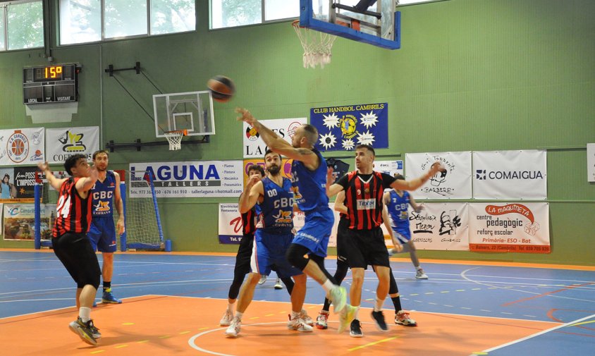 Un moment del partit entre el Cofran 95 CB Cambrils i el Reus Deportiu, ahir al migdia