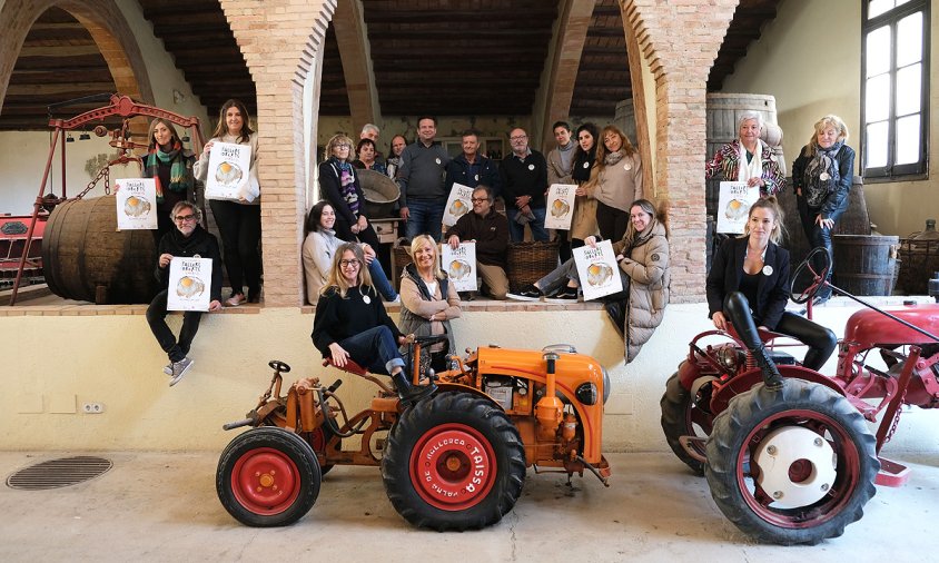 Imatge d'alguns dels artistes participants amb l'alcalde Oliver Klein a les instal·lacions del Celler