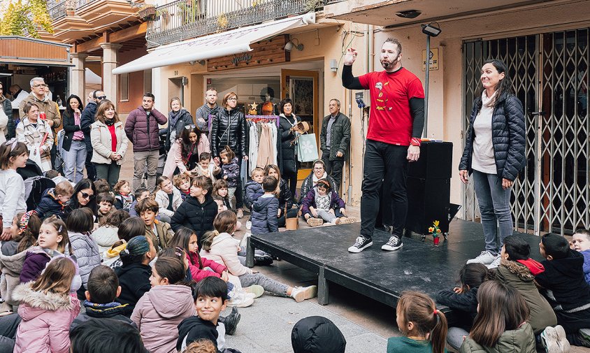 Actuació del mag Santos en el marc del Mercat de Nadal de la Vila