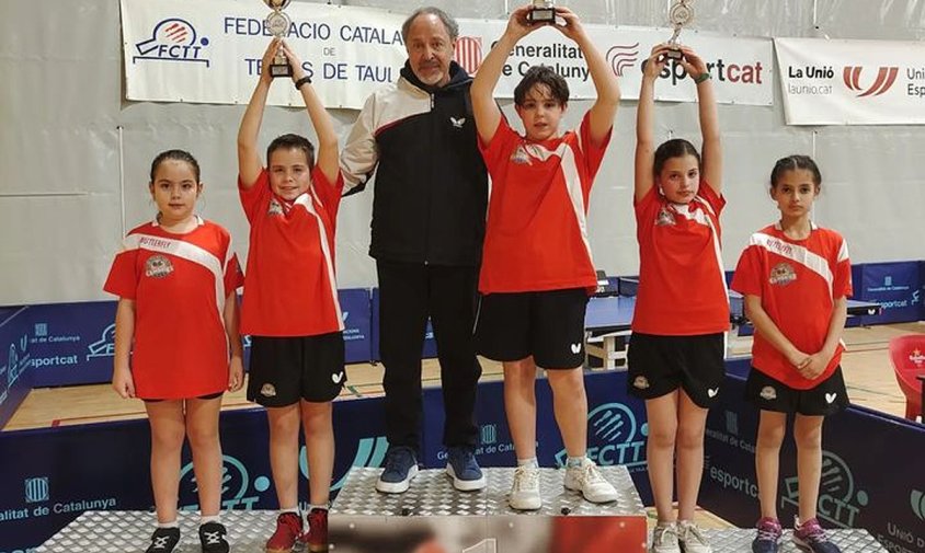 Els representants del CTT Cambrils que van competir al torneig acompanyats de l'entrenador Miguel Ángel González