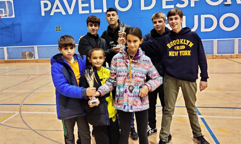 Imatge dels representants de la Unió d'Escacs Cambrils. Al darrere, d'esquerra a dreta: Gerard Samín, Julio Díaz, Guillem Gómez i Lucas Buj; al davant, d'esquerra a dreta: Ruben Calero, Simon Ivanov i Natura Romero