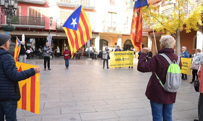 La plaça de la Vila va acollir, ahir, la darrera concentració setmanal de les Àvies i Avis per la Independència