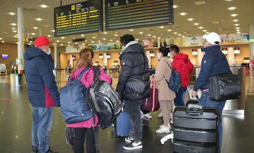 Imatge d'arxiu d'un grup de passatgers a l'aeroport de Reus