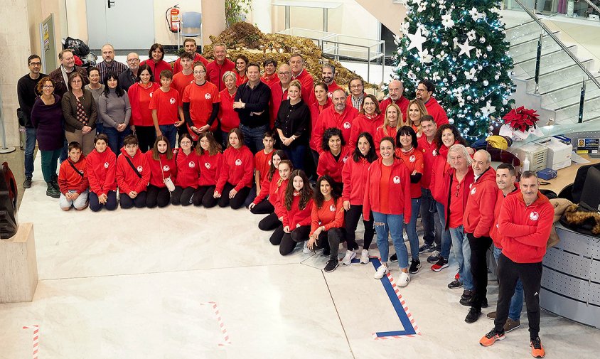 Foto de grup amb els esportistes del Club de Rem Cambrils i les autoritats locals