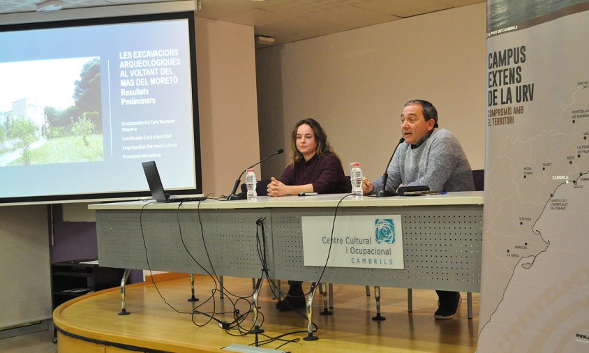 Un moment de la xerrada de l'arqueòloga Carla Baumann, acompanyada de Gerard Martí