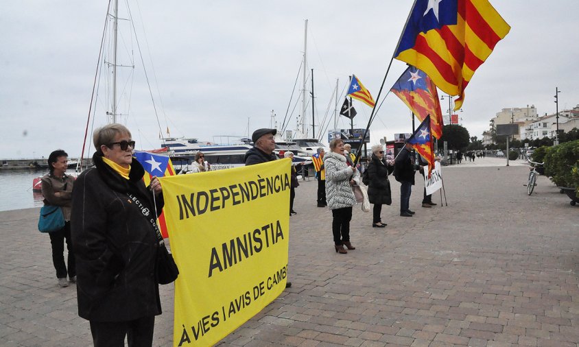 Imatge de la concentració de les Àvies i Avis per la Independència, ahir al migdia, al Port