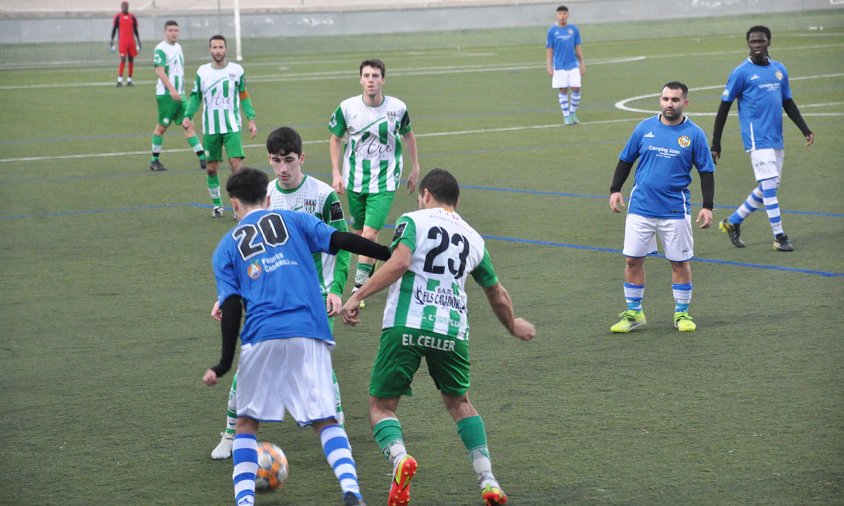 Un moment del partit entre el FC Cambrils i l'Espluga de Francolí, el passat dissabte a la tarda