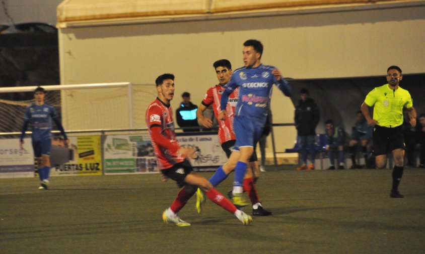 Enfrontament entre el Cambrils Unió i el Viladecans, el passat dissabte a la tarda