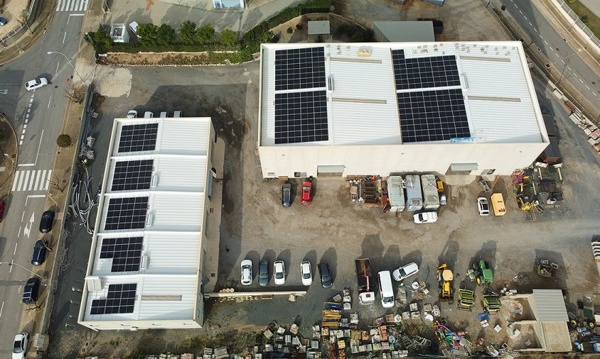 Imatge aèria de les plaques solars instal·lades, captada pel dron de la Policia Local