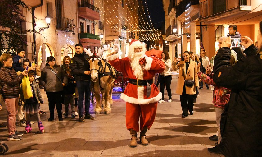 El Pare Noel va arribar amb el seu trineu particular a la plaça de la Vila, ahir a la tarda