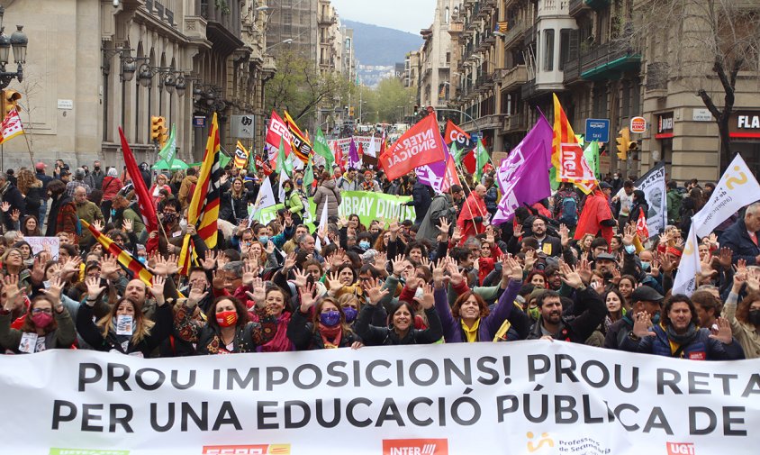 Imatge d'una manifestació de la comunitat educativa a Barcelona