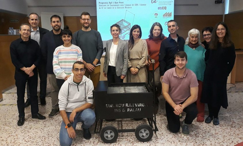 Alumnes de la URV i membres de la Plataforma de la Platja Llarga