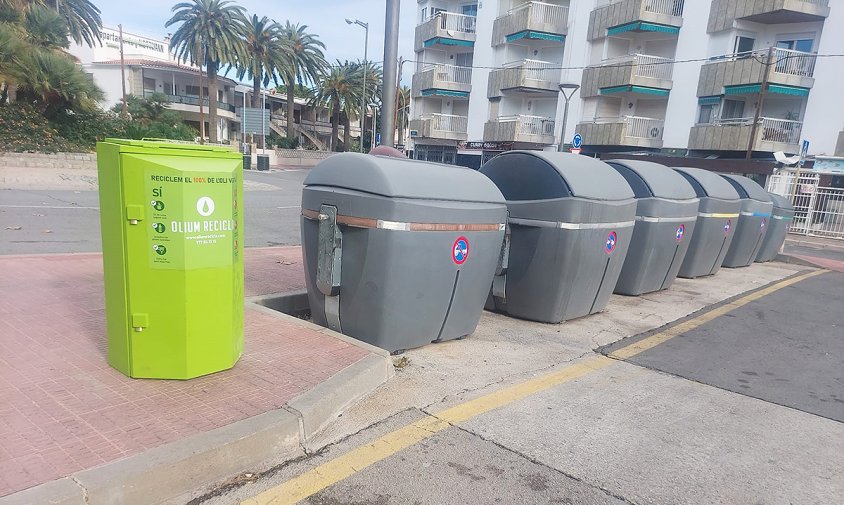 Un dels nous contenidors de recollida d'oli vegetal usat, a la Rambla del Regueral