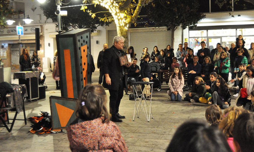 Imatge de l'espectacle de màgia, ahir a la tarda, a la plaça de l'església de Sant Pere