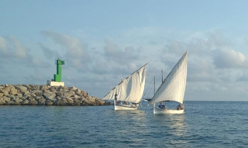 Imatge de diverses embarcacions de vela llatina al Port de Cambrils