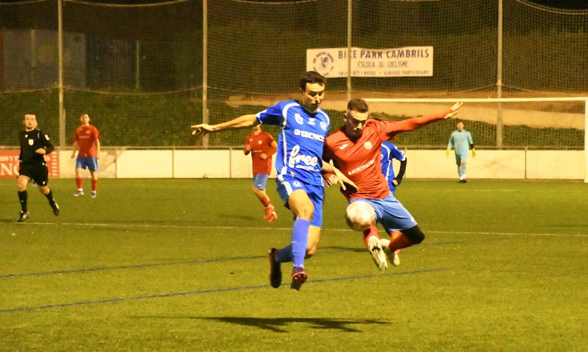 El Cambrils Unió B va perdre davant el Montblanc B en el partit disputat ahir al vespre a l'estadi municipal