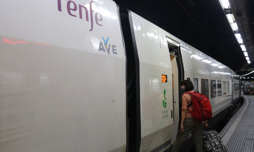 Imatge d'un tren AVE a l'estació de Sants de Barcelona