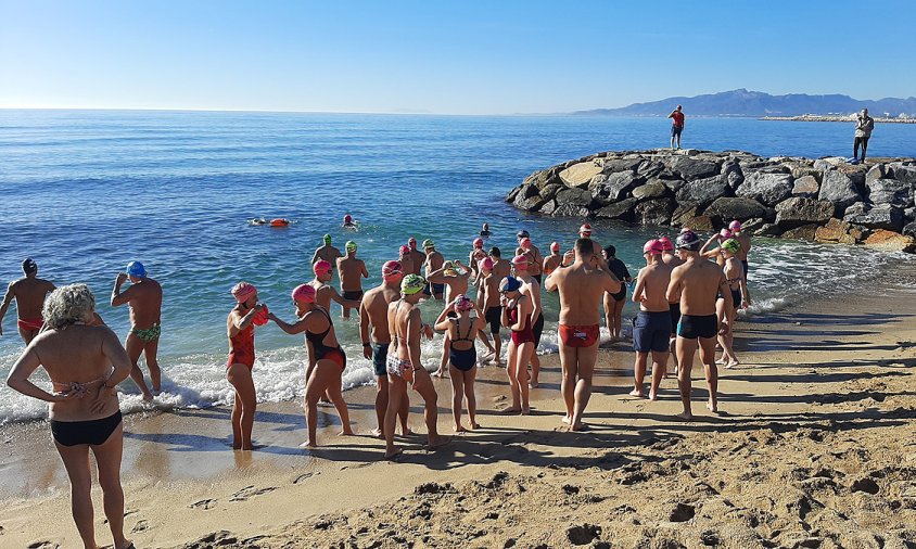 Participants a la Sant Silvestre aquàtica, poc abans d'entrar a l'aigua