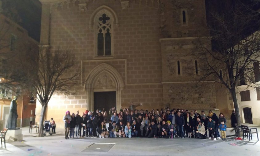 Foto del grup que es va reunir, ahir a la nit, a la plaça de l'església de Santa Maria per celebrar el Cap d'Any