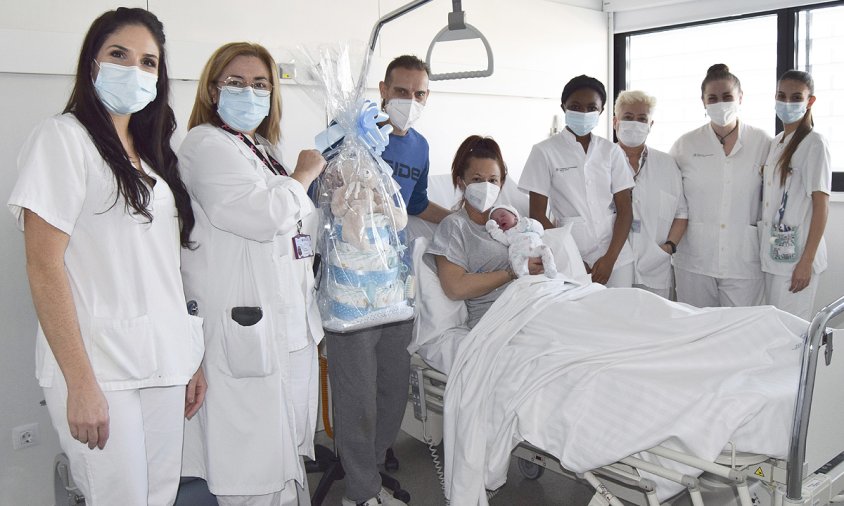 L'Ander, amb els seus pares, i l'equip mèdic de l'Hospital Sant Joan de Reus