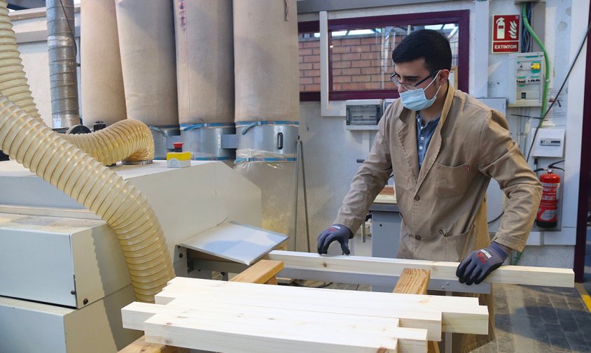 Imatge d'un estudiant de Formació Professional de l'institut Pere Martell de Tarragona al taller de fusteria