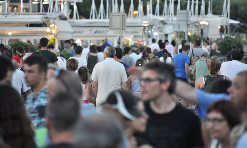 Imatge d'arxiu de molta gent passejant pel Port de Cambrils