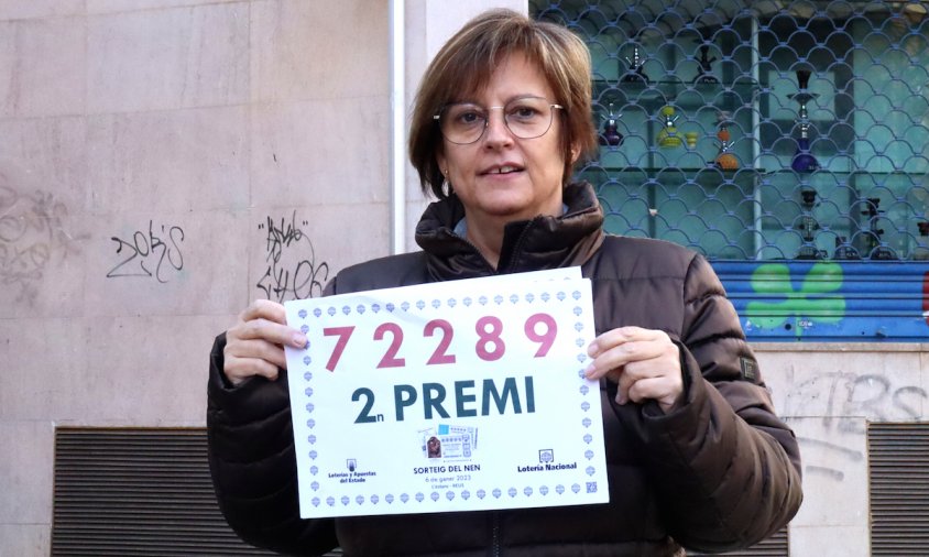 Una de les propietàries de l'estanc número 18 de Reus, Montse Rovira, mostrant el dècim premiat