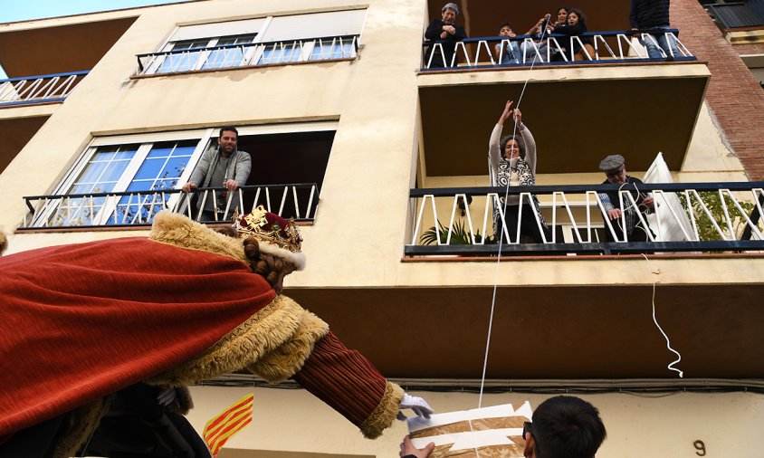 Repartiment de paquets al barri de la Parellada, ahir al matí