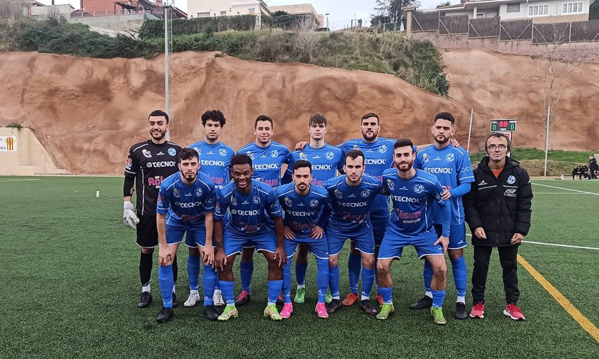 Equip titular del Cambrils Unió en el partit que va disputar ahir al camp del Molins de Rei