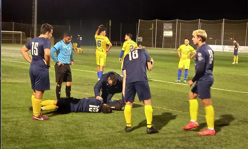 Un moment del partit entre el Cambrils Unió i el Costa Daurada, a Salou, aquest passat dissabte