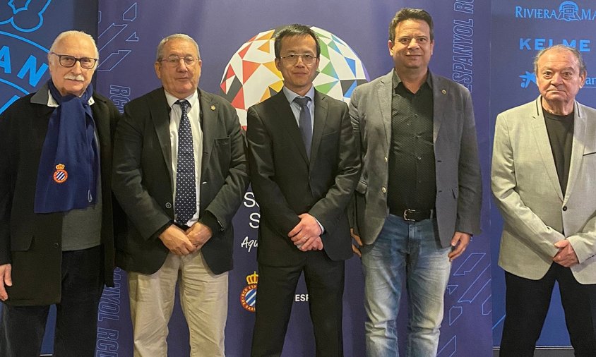 Delegació de la Penya Blanc i Blava de Cambrils, amb l'alcalde Oliver Klein, a l'estadi de l'Espanyol